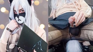 CUTE NEKO TRANS precum Noszenie podartych rajstop z zatyczką analną i cosplay SAGIRI IZUMI do wytrysku na tablecie