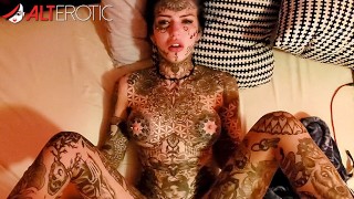 Wytatuowana piękność Amber Luke pragnie dużego kutasa