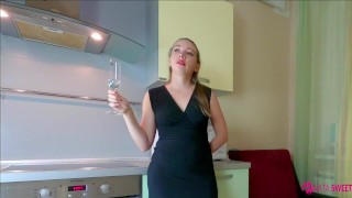 La migliore amica della mamma lo ha sedotto e ha preso la sua verginità Prima volta pompino e sesso con chiacchiere sporche