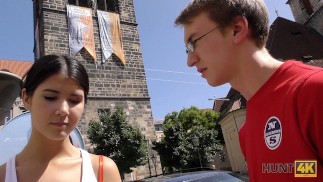 HUNT4K Muž je připraven zaplatit za dovolenou něžné brunetky děvka