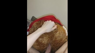 Velmi nadržený chlapec šuká svého medvídka do jeho chlupatého zadku, zatímco sténá