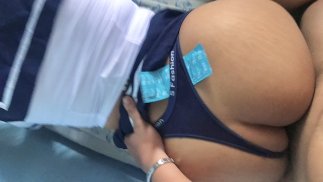 Une copine au gros cul a acheté des préservatifs pour une baise sûre mais son petit ami veut du sexe