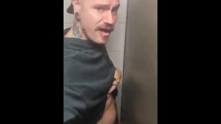壁の穴でパンク