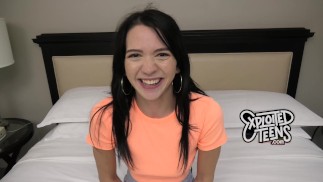 Sexy brunetka vysokoškolačka lenoší na tlustý péro