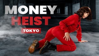 Izzy Lush als TOKYO gebruikt poesje om zichzelf te bevrijden in MONEY HEIST VR Porno parodie