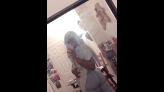 femboy děvka předvádí obrovský zadek a zadek tváře v legínách!!