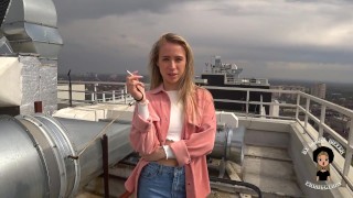 Похотливая сучка чуть не проглотила парню член прямо на улице