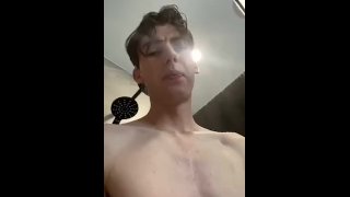 Twink trhá ve sprše, dokud se nevystříká