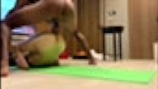 Schwarzer fickt beim Yoga