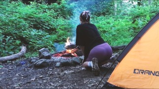 Skutečný sex v lese. V prdeli turista ve stanu