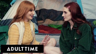 ADULT TIME - Lésbicas acampando tribbing com Lacy Lennon e Aria Carson