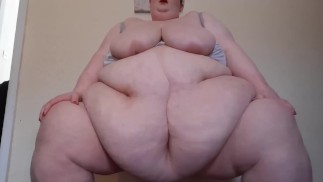 SSBBW TUK BOHYNĚ BŘICHO TITTY TWERK