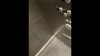 Saucy Blonde Otter faisant pipi dans un ascenseur public - Pisser dans un parking - Ascenseur en ver