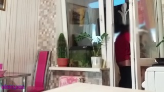 manžel se šel osprchovat, manželka bez kalhotek svedla přítele