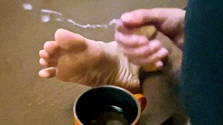 Je voulais juste une tasse de thé mais j’ai fini par boire du sperme à la place!!!