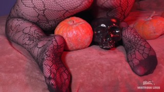 Herrin Leckerbissen: Füße, großer Arsch und Pinkeln in Netzstrümpfe