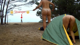 Jak rozbić namiot na plaży nago. Film instruktażowy.