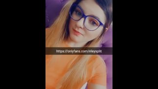 长发的可爱女孩需要屁股上的角质男人
