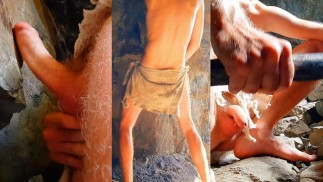 Neandertaler masturbiert Schwanz in einer Höhle in der Nähe eines Lagerfeuers