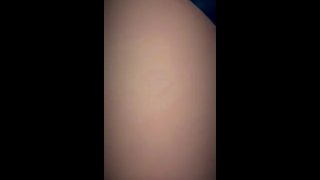 Douce chatte prenant du sperme devant la caméra pour la première fois