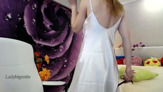 Geil milf klap kont in thongs en plagen in zijde jurk
