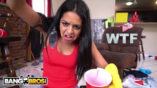 BANGBROS - Dospívající pokojská Vienna Black je ohromena tím, co najde v postýlce Petera Greena