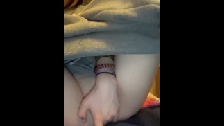 Kijk me spelen met mijn warme natte poesje😻💦