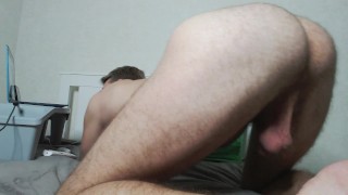 Ragazzo russo caldo con dolce