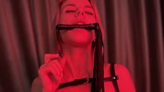 Bdsm dziewczyna pokazała prawdziwy trysk