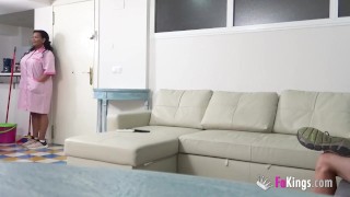 Prsatá uklízečka čistí penis svého klienta jazykem