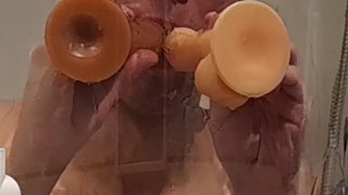 欺骗丈夫在三人行与白公鸡和 bbc 陌生人在假阳具试训时淋浴下