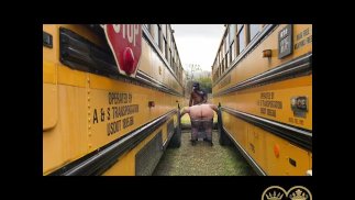Bbw bajando polla entre autobuses 