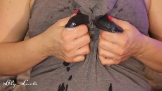 Peitos grandes e camisa molhada