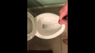 Ein langes Pinkeln auf der Toilette.