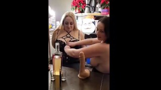 Geile Milfs genießen es, Schwänze zu teilen - RosyBody & Vanessa L Summers