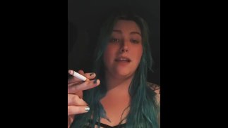 和朋友在车里抽烟