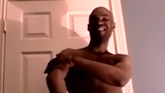 Guapo jock se desnuda y se masturba en solitario y se corre