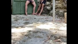 Flaca mojando con mi compañera de cuarto se convirtió en una paja