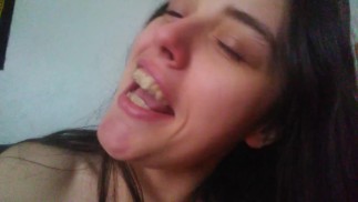 Crying CamGirl только что потеряла любимого питомца, поэтому она поет 3 песни спонтанно оргазмируя чакры 