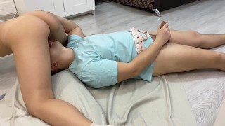 Se Sentó En La Cara En El Entorno Del Hogar Y Se Emocionó Con El Proceso