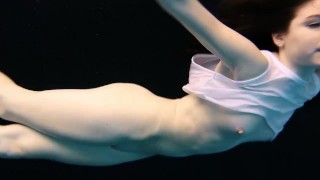 令人难以置信的性感和完美的水下青少年