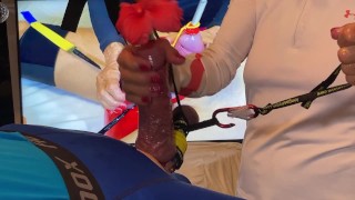 Endurance branlette attachée et sous la chatte, baise en levrette