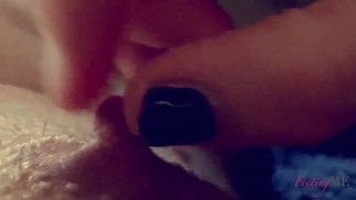 Mamelon et bite taquinant avec mes pieds jusqu’à ce qu’il couvre mes pieds de sperme