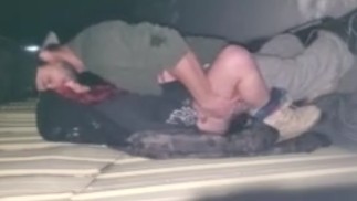 Publiczne nastolatki kurwa w zimie .. staruszek przyłapany na ruchaniu