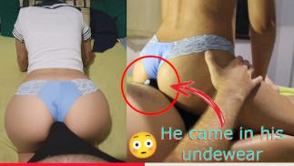 Cute menina (24 anos) em uniforme de colegial japonesa se esfregando até gozar nas calças, assjob