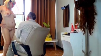 Vuoi che ti tagli i capelli? Cliente dello stilista. Parrucchiere nudo. Nudismo 24