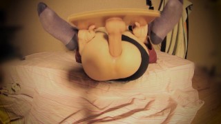 Kinky Femboy écarte les cuisses pour une grosse bite