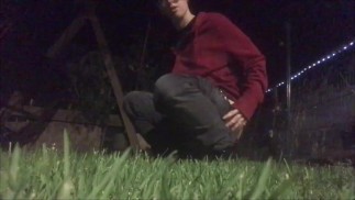 transguy tiene que orinar afuera
