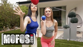 Mofos - Culo de burbuja Daisy Stone y Scarlett Bloom comparten una gran polla POV