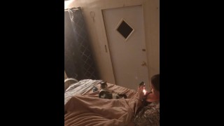 美丽的白人女孩穿着黑色睡袍与室友抽烟 3b 部分